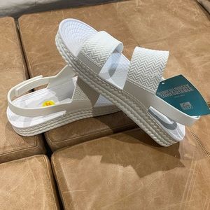 NWT Reef Water Resistance Shoes